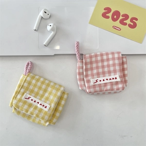 Vista detallada de mini fundas de almacenamiento para auriculares de cuadros en rosa y amarillo