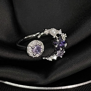 Dettaglio anello regolabile argento con luna, stella, gemme viola e perla bianca lucida