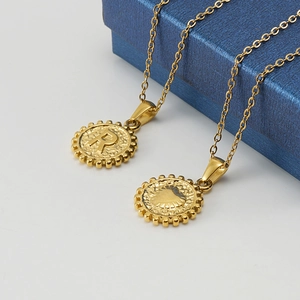 Collier doré en acier inoxydable avec pendentif lettre R et breloque en forme de cœur