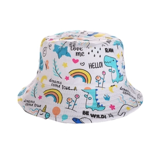 Dettaglio del cappello da sole in cotone bianco per bambini con stampe colorate di unicorni