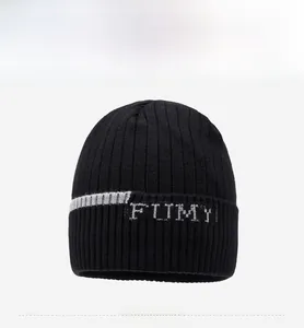 Detail der gerippten schwarz-grauen Beanie mit FUMY-Schriftzug und warmer Strickstruktur