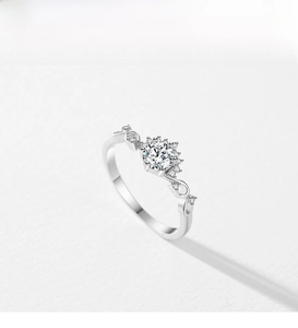 Macro detail of S925 silver ring featuring round diamond and vine-like curved band