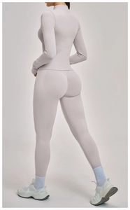 Rückansicht des nahtlosen Yoga-Sets mit High-Waist-Leggings und tailliertem Oberteil