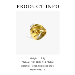 Détail macro d'une bague épaisse texturée en acier inoxydable plaqué or 18K PVD