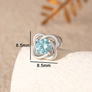 Eleganter 8,5 mm Kleeblatt-Ohrstecker mit hellblauem Zirkon aus poliertem Titanstahl