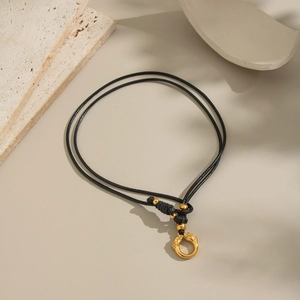 Collier en cordon de cuir noir avec pendentif doré irrégulier et motifs de têtes d'animaux