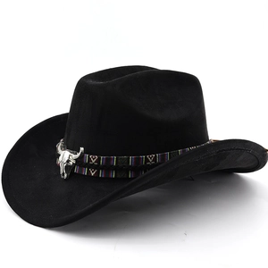 Détail du chapeau de cowboy noir avec bande ethnique et ornement de crâne de taureau