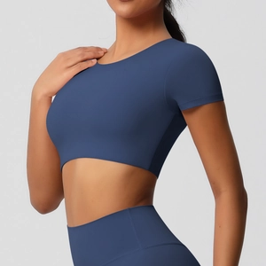 Détail d'un crop top sans couture bleu foncé avec coussinets et legging de yoga assorti