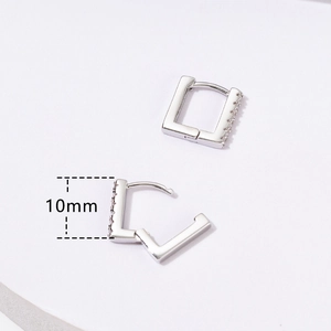 Dettaglio macro di orecchini quadrati in argento da 10mm con zirconi cubici incastonati