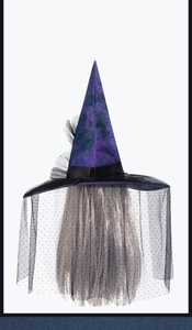 Détail d'un chapeau de sorcière gothique avec voile noir et longs cheveux gris synthétiques