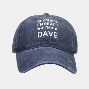 Détail de la casquette de baseball en coton délavé bleu marine avec texte blanc imprimé