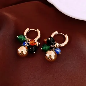 Créoles dorées avec perles de pierre colorées et un pendentif sphère en or poli
