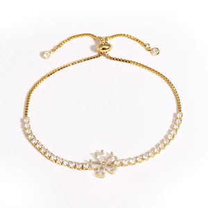 Détail du bracelet réglable en or avec fleur et oxydes de zirconium scintillants