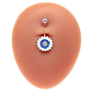 Detail eines blau-weißen Sonnenblumen-Bauchnabelpiercings mit Kristallen auf Silikonmodell