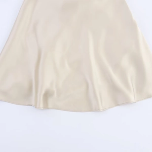 Vue détaillée du tissu satiné champagne élégant montrant sa texture et son drapé