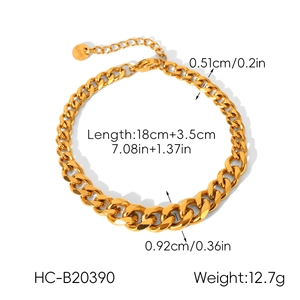 Dettaglio del bracciale a catena cubana dorata con chiusura a moschettone e catenella