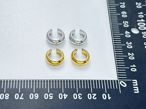 Dettaglio di ear cuff in acciaio inossidabile lucido da 12mm con righello di misura