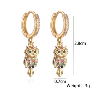 Orecchini a cerchio gufo placcati oro con zirconi colorati e dimensioni 2.8cm