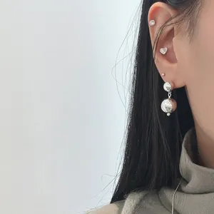 Primo piano degli orecchini pendenti con doppia sfera in argento sterling S925