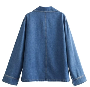 Detailansicht der Jeansjacke-Rückseite mit Mittelnaht und hochwertigem blauem Denim-Stoff