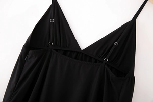 Détail de la robe midi noire en coton avec dos en V et bretelles réglables argentées