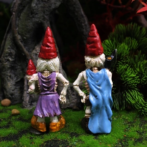 Halloween Skelett Garten-Gnome-Set mit roten Hüten und Harz-Details im Wald-Szenario