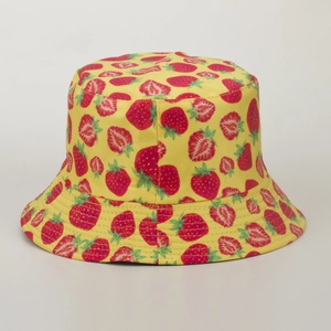 Gros plan détaillé du chapeau bob jaune avec imprimés fraises rouges et texture en sergé