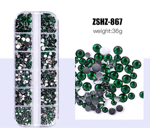 Detail of green resin rhinestones for nail art in a 12-grid organizer box, model ZSHZ-867