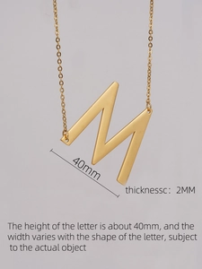 Détail du pendentif lettre M en acier inoxydable 18K doré, hauteur 40mm et épaisseur 2mm