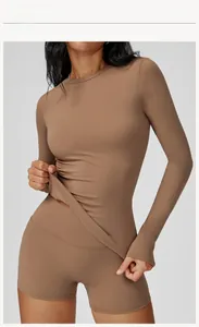 Détail d'un ensemble de yoga pour femme de couleur Mocha Brown au tissu élastique
