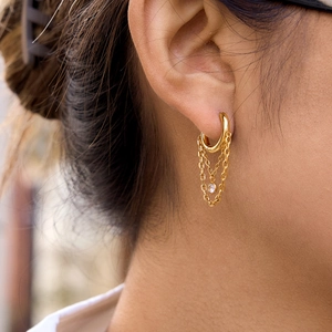 Orecchini a cerchio placcati oro 18K con nappe a catena tripla e zircone tondo lucido