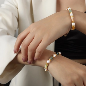 Bracelet en perles d'eau douce naturelles et pierres vertes avec détails en acier doré