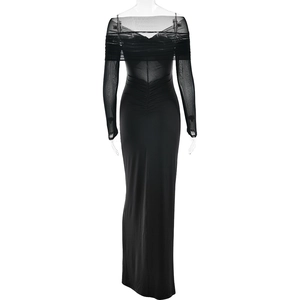 Détail d'une robe noire à épaules dénudées avec patchwork en tulle et manches longues sur mannequin