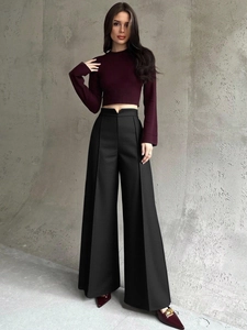 Damenhose mit hoher Taille in Schwarz mit tiefweinrotem Strickoberteil und spitzen Schuhen