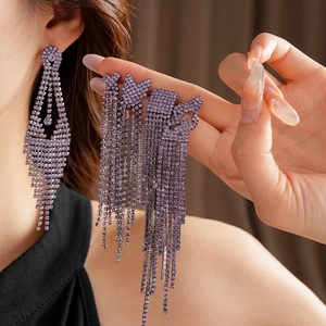 Boucles d'oreilles élégantes à pompon en zircon violet avec nœud en cristal