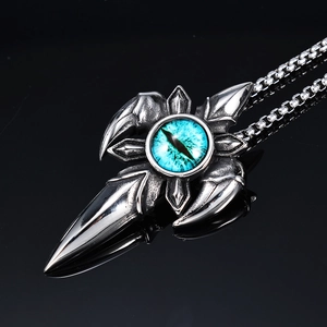 Pendentif gothique punk en acier inoxydable poli avec œil d'Horus bleu et design de griffes