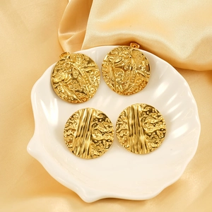 Retro 18K gold plated stainless steel round earrings with hammered and pleated texture