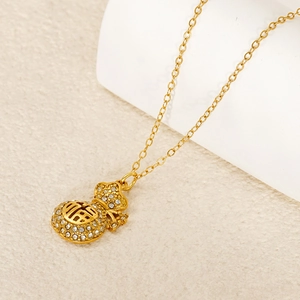Détail macro du pendentif sac de chance doré avec strass et caractère Fu chinois