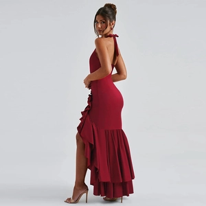 Détail de la robe licou rouge présentant un dos nu et un ourlet sirène à volants élégant