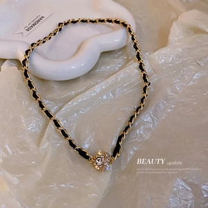 Collier en cuir synthétique et chaîne dorée avec pendentif boule serti de cristaux