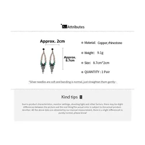 Détails de boucles d'oreilles à pompons en strass avec dimensions et forme losange