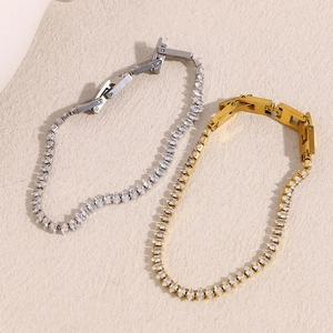 Vue détaillée des bracelets tennis en or et argent avec zircons taille marquise étincelants