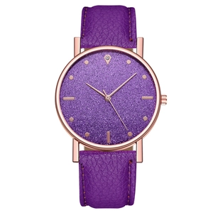 Dettaglio dell'orologio da donna con quadrante a cielo stellato viola e ghiera oro rosa