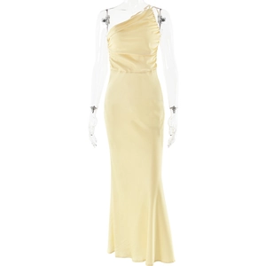 Détail de l'élégante robe longue en satin jaune pâle à une épaule et à ourlet queue de poisson