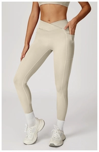 Détail du legging de yoga crème à taille haute croisée avec poche latérale discrète