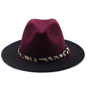 Cappello Fedora a tesa larga in lana bordeaux e nera con fascia a motivo zebrato