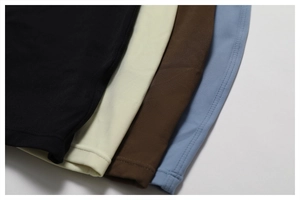 Gros plan sur un tissu en maille côtelée en quatre couleurs pour combinaisons de yoga