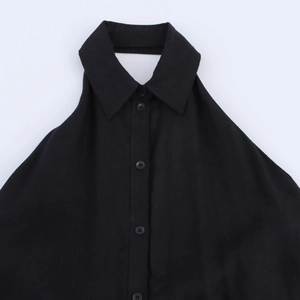 Robe licou noire chic avec col à revers et boutons sur le devant, coupe trapèze élégante