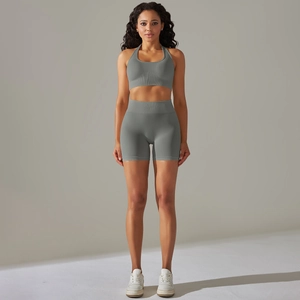 Dettaglio del set yoga grigio antracite senza cuciture con reggiseno e pantaloncini