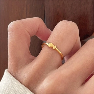 Dettaglio dell'anello a pesce in argento 925 dorato con occhio in pietra preziosa